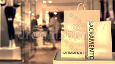 带有萨克拉门托字幕的购物袋与模糊的商店入口。 在美国购物相关的3D动画